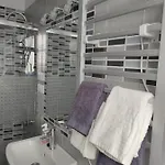 Casa Con Terraza Privada 6 Min Del Puente Nuevo Feriehus